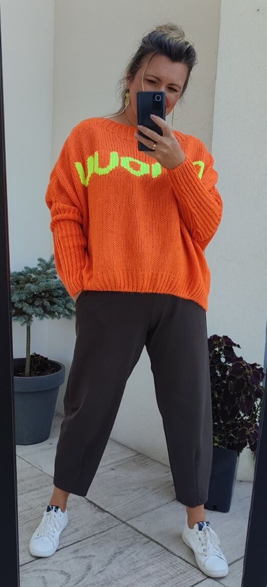 Sweter dzianinowy z napisem Minouu